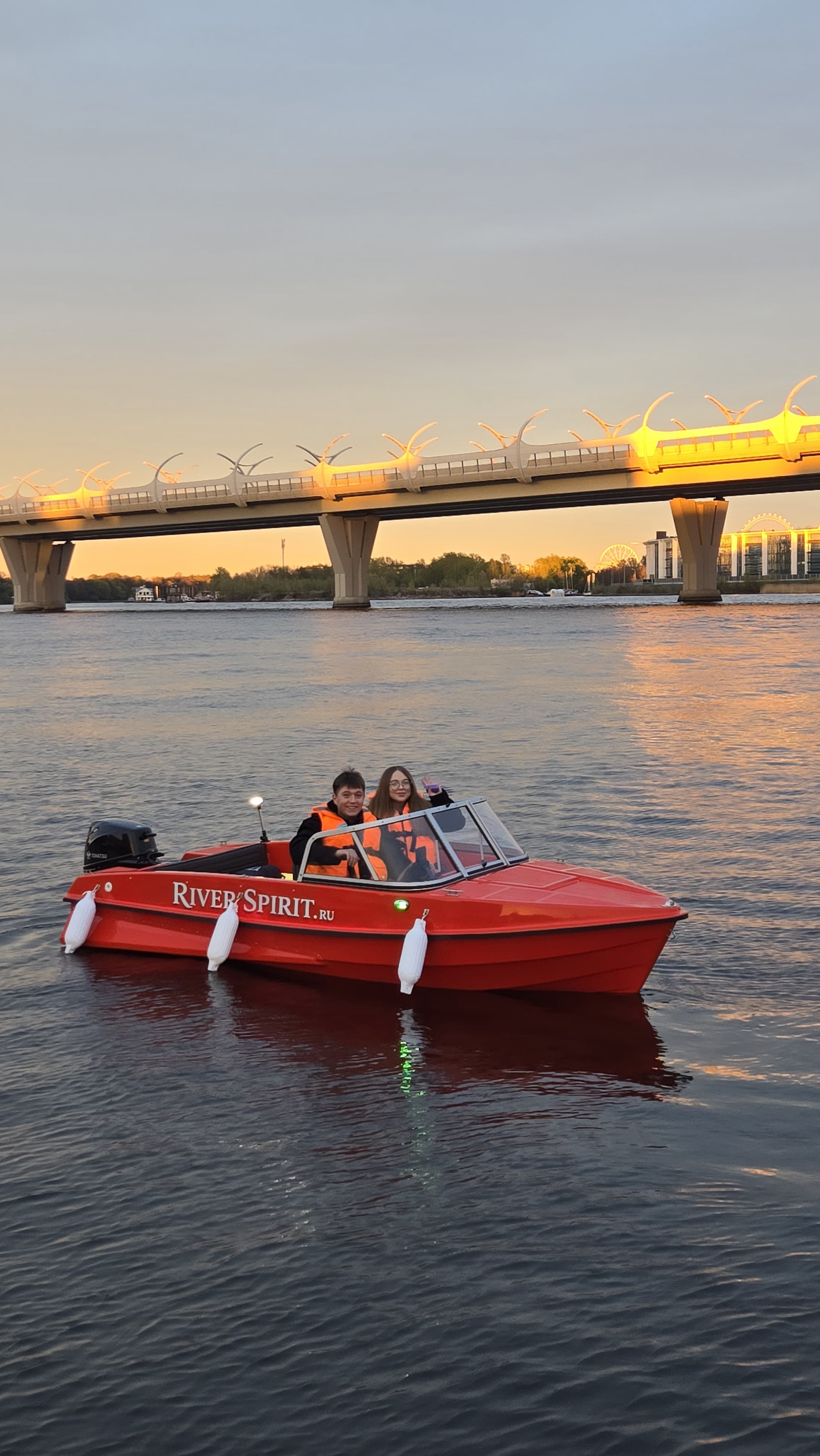 Катер River Spirit на воде